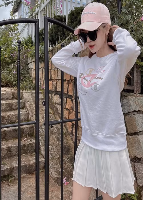 Hậu ly hôn, Bảo Ngọc từng bị gạ gẫm. Cô kể: “Có người chi 5.000 - 6.000 USD, khi tôi hỏi muốn mua gì thì người ta vào thẳng vấn đề, thế là tôi quyết định chặn luôn. Tôi chỉ thấy mắc cười thôi". “Quyết định đó là do mình chọn, có thất bại hay thành công thì do mình thôi. Nên đừng thương hại mẹ đơn thân. Tại vì họ quyết định như vậy, họ làm chủ cuộc sống và tự chịu trách nhiệm được. Thay vì thương hại thì mình nên nể phục họ", Tiền Phong dẫn lời Bảo Ngọc. Ảnh: FBNV.