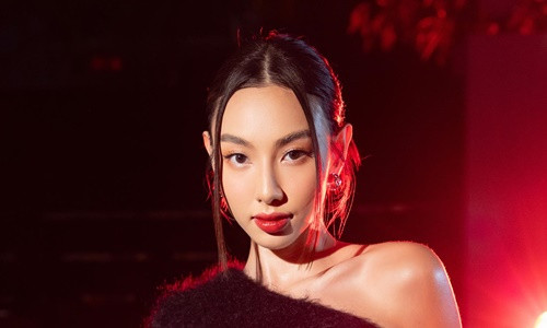 Hoa hau Thuy Tien len tieng ve anh chup cung 2 “tu ong”