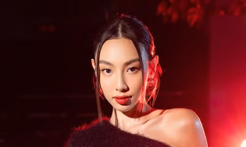 Hoa hau Thuy Tien len tieng ve anh chup cung 2 “tu ong”