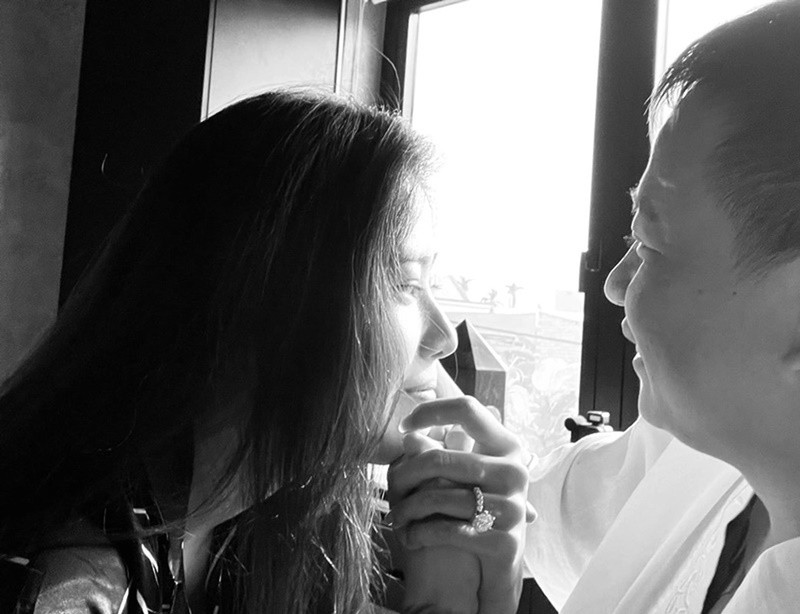 Tuy nhiên, bạn trai Nam Em đã phá bỏ nguyên tắc của mình. "Tôi nghĩ không nên đóng cửa trái tim mình”, bạn trai Nam Em trải lòng. Khi người yêu đồng ý hẹn hò, Nam Em rất bất ngờ.