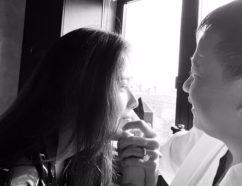 Tuy nhiên, bạn trai Nam Em đã phá bỏ nguyên tắc của mình. "Tôi nghĩ không nên đóng cửa trái tim mình”, bạn trai Nam Em trải lòng. Khi người yêu đồng ý hẹn hò, Nam Em rất bất ngờ.