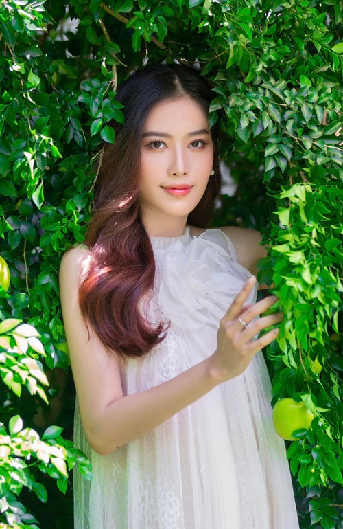 Khi Nam Em công khai hẹn hò, bạn trai dành cho cô nhiều lời ngọt ngào trên mạng xã hội. Người này chia sẻ, anh sẽ không bao giờ buông tay Nam Em. “Anh sẽ luôn bao bọc che chở để em bình an”, nửa kia của người đẹp viết. Do công việc hiện tại rất bận, bạn trai Nam Em giao lại cho học trò để đồng hành cùng người đẹp.