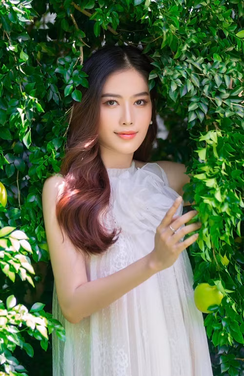 Khi Nam Em công khai hẹn hò, bạn trai dành cho cô nhiều lời ngọt ngào trên mạng xã hội. Người này chia sẻ, anh sẽ không bao giờ buông tay Nam Em. “Anh sẽ luôn bao bọc che chở để em bình an”, nửa kia của người đẹp viết. Do công việc hiện tại rất bận, bạn trai Nam Em giao lại cho học trò để đồng hành cùng người đẹp.