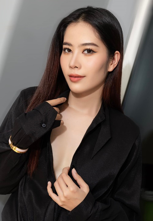 Bạn trai động viên Nam Em khi chuyện tình cảm giữa hai người trở thành tâm điểm của dư luận: "Cố lên em nha, anh sẽ luôn bảo vệ em. Quá khứ anh là giấy nháp để hiện tại và tương lai là vở sạch chữ đẹp cùng em viết những câu chuyện ý nghĩa".