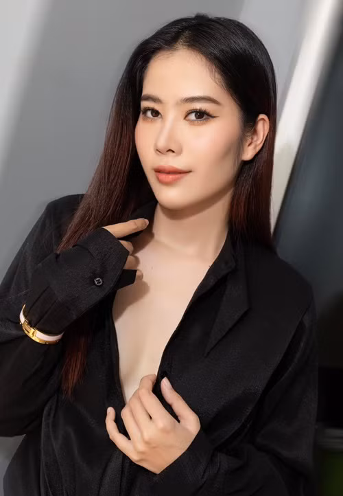 Bạn trai động viên Nam Em khi chuyện tình cảm giữa hai người trở thành tâm điểm của dư luận: "Cố lên em nha, anh sẽ luôn bảo vệ em. Quá khứ anh là giấy nháp để hiện tại và tương lai là vở sạch chữ đẹp cùng em viết những câu chuyện ý nghĩa".