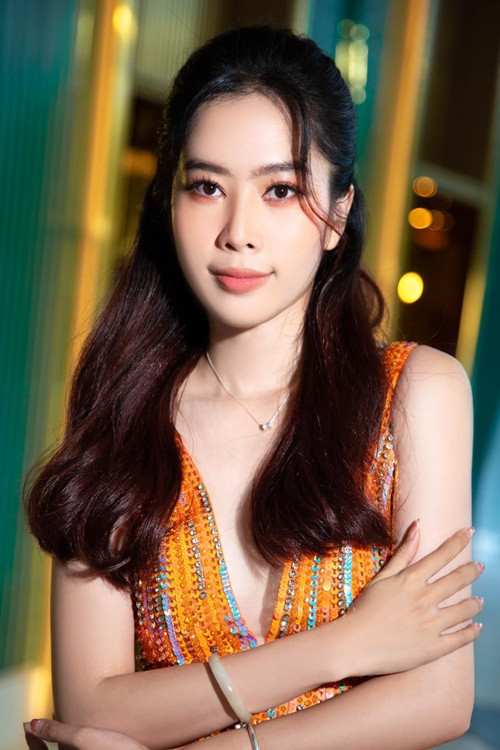 Phía quản lý của Nam Em chia sẻ trên Dân Trí: "Bạn trai của Nam Em sống và làm việc tại TPHCM, thỉnh thoảng đi công tác ở các tỉnh phía Bắc. Khi đi công tác, có lúc anh ấy sẽ đưa Nam Em đi cùng, hai người thường xuyên ở cạnh nhau", người này nói.