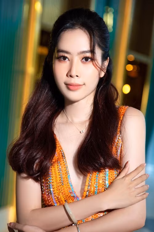 Phía quản lý của Nam Em chia sẻ trên Dân Trí: "Bạn trai của Nam Em sống và làm việc tại TPHCM, thỉnh thoảng đi công tác ở các tỉnh phía Bắc. Khi đi công tác, có lúc anh ấy sẽ đưa Nam Em đi cùng, hai người thường xuyên ở cạnh nhau", người này nói.