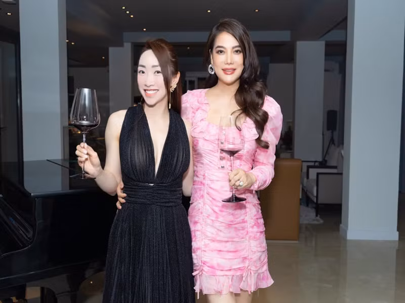 Vợ chồng Lý Thùy Chang - Chi Bảo dự tiệc sinh nhật của Trương Ngọc Ánh. Ảnh: FBNV.