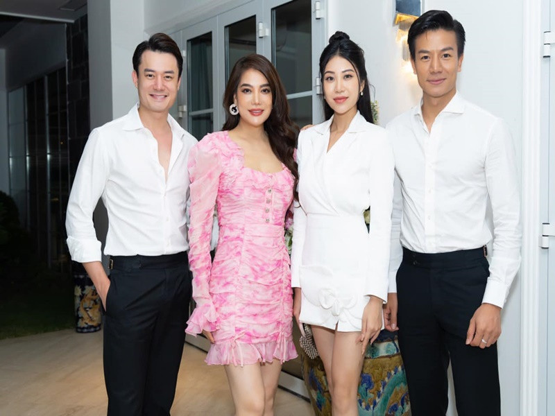 Trương Ngọc Ánh đón tuổi mới bên bạn trai Anh Dũng (ngoài cùng bên trái). Ảnh: FBNV.