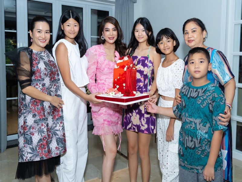 Trương Ngọc Ánh chụp ảnh cùng con gái (thứ tư bên trái), bà xã Bình Minh và hai con gái Bình Minh. Ảnh: FBNV.