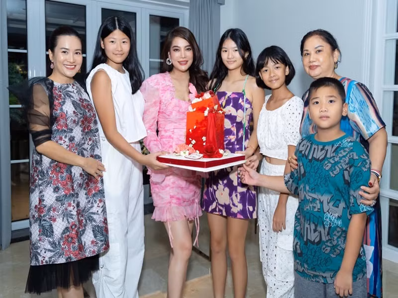 Trương Ngọc Ánh chụp ảnh cùng con gái (thứ tư bên trái), bà xã Bình Minh và hai con gái Bình Minh. Ảnh: FBNV.