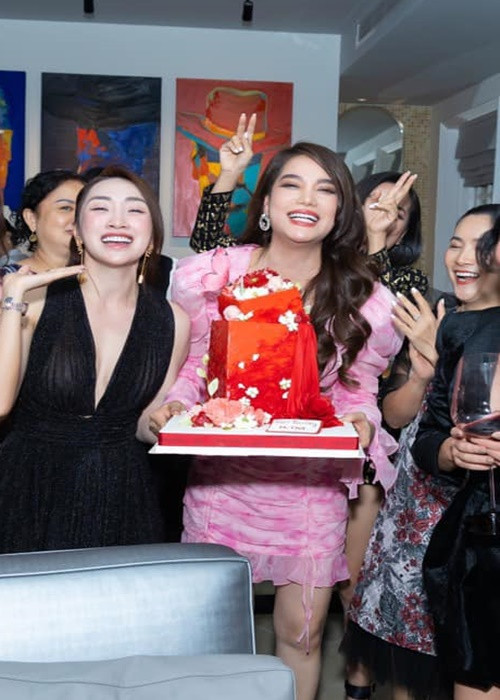 Nữ diễn viên hạnh phúc đón tuổi mới bên gia đình, bạn bè. Ảnh: FBNV.