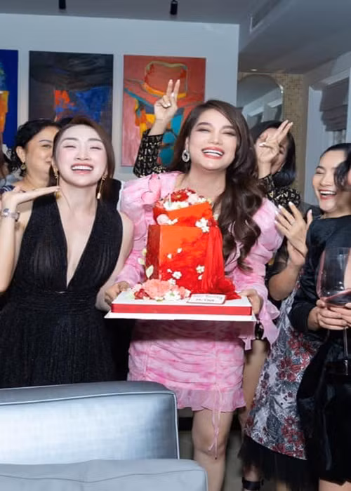 Nữ diễn viên hạnh phúc đón tuổi mới bên gia đình, bạn bè. Ảnh: FBNV.