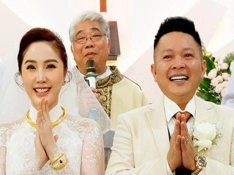 Trong đám cưới, ca sĩ Bảo Thy đeo 2 kiềng vàng, 1 vòng đá quý, 3 lắc tay, 3 nhẫn kim cương, 5 nhẫn vàng. Ảnh: Vietnamnet.