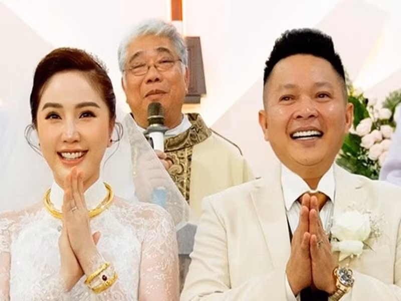 Trong đám cưới, ca sĩ Bảo Thy đeo 2 kiềng vàng, 1 vòng đá quý, 3 lắc tay, 3 nhẫn kim cương, 5 nhẫn vàng. Ảnh: Vietnamnet.