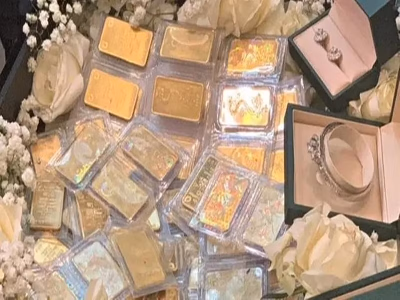 Vợ chồng Phương Trinh cho biết, tổng số quà cưới nhận được là khoảng 10 tỷ đồng. Ảnh: FBNV.