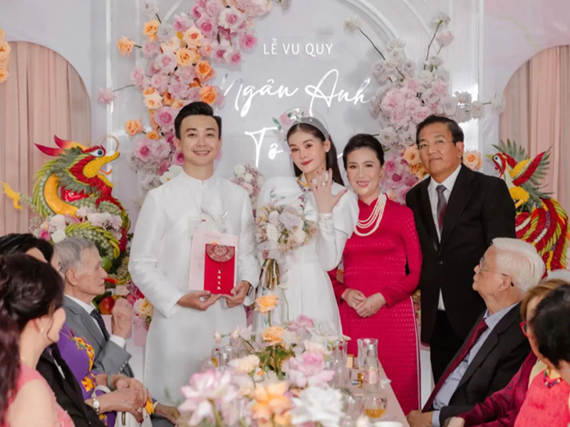 Lê Âu Ngân Anh được bố mẹ tặng cuốn sổ đỏ và trang sức trong đám cưới năm 2022. Ảnh: FBNV.