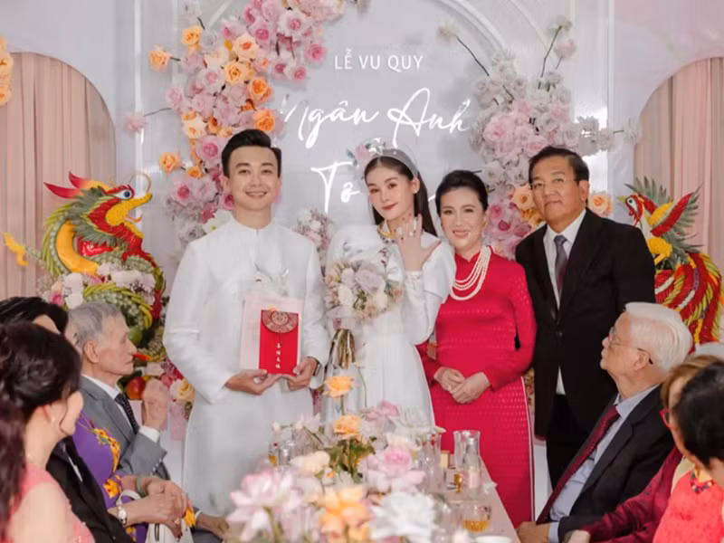 Lê Âu Ngân Anh được bố mẹ tặng cuốn sổ đỏ và trang sức trong đám cưới năm 2022. Ảnh: FBNV.