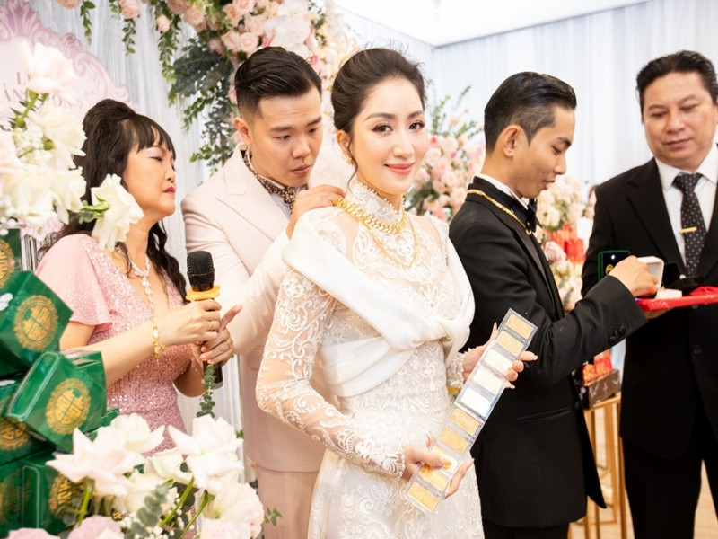 Khánh Thi hé lộ dây vàng gồm 10 cây vàng, tiền mặt từ gia đình chồng. Ảnh: Vietnamnet.