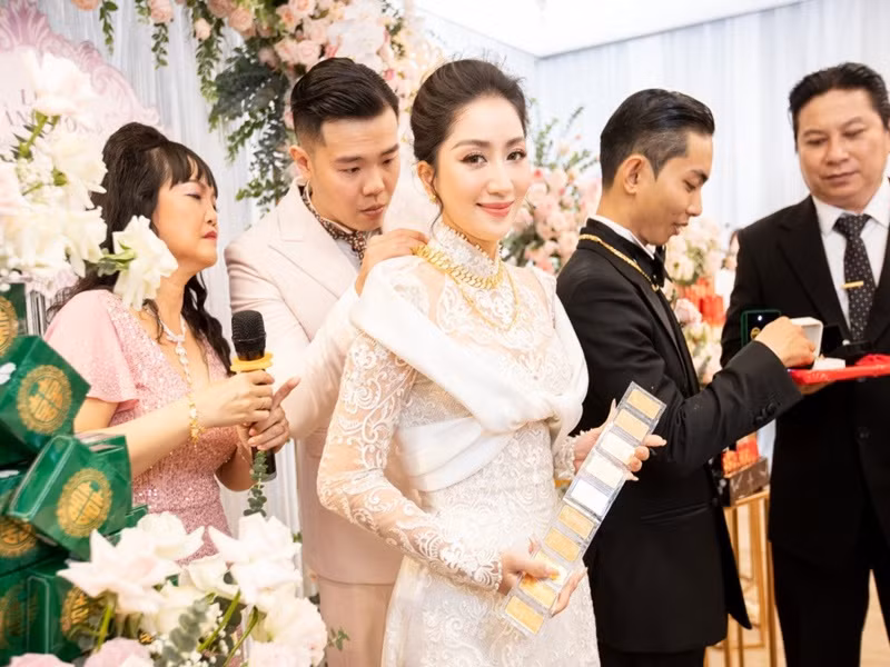 Khánh Thi hé lộ dây vàng gồm 10 cây vàng, tiền mặt từ gia đình chồng. Ảnh: Vietnamnet.