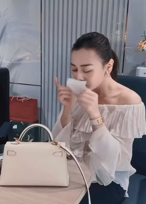 Phương Oanh chia sẻ khoảnh khắc hôn kết quả siêu âm thai. Ảnh: Gia Đình Việt Nam.