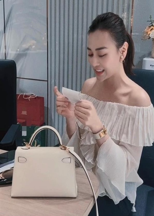 Hồi tháng 10, Phương Oanh chia sẻ: "Dù vật vã với những cơn nghén dai dẳng nhưng mỗi lần đi kiểm tra nghe bác sĩ nói: “Tốt lắm, rất tốt” là mọi mệt mỏi như tan biến hết. Vậy mới nói, chỉ cần em bé khỏe thôi, mệt mấy mẹ cũng chịu được". Ảnh: Gia Đình Việt Nam.