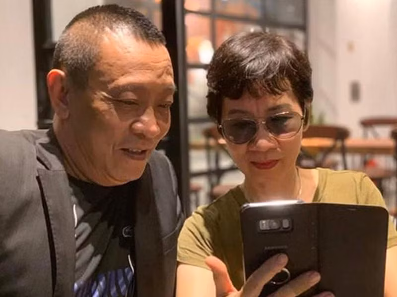 Nhà báo kỳ cựu chia sẻ, mỗi lần đi quay hay tham gia sự kiện đều có vợ đồng hành. Ảnh: FBNV.