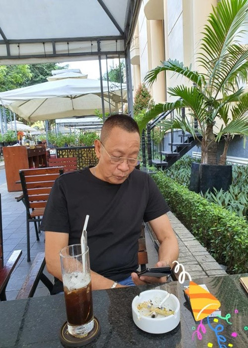 Trong Có hẹn cùng thanh xuân lên sóng tháng 10 vừa qua, chia sẻ về cuộc sống sau khi nghỉ hưu, nam MC cho biết: “Tôi nghỉ hưu được mỗi hai việc không bao giờ thiếu, là ăn sáng, uống cà phê và chơi. Tập thể dục thì may ra một tháng tôi tập được chục buổi”. Ảnh: FBNV.