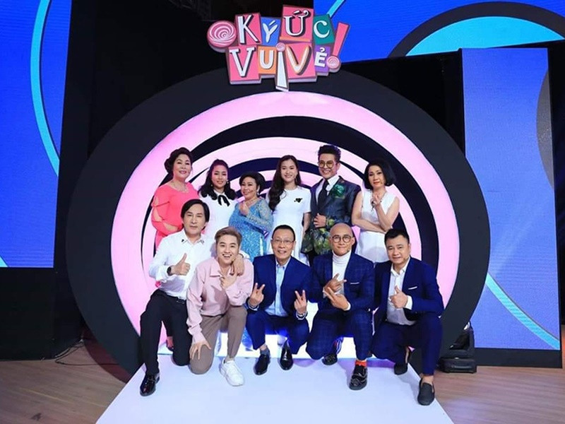 Lại Văn Sâm nghỉ hưu tại VTV hồi năm 2017 sau 30 năm gắn bó với truyền hình. Trong 6 năm qua, anh tham gia nhiều chương trình. Nhà báo kiêm MC kỳ cựu đồng hành cùng gameshow Ký ức vui vẻ, Siêu trí tuệ Việt Nam, Cơ hội cho ai?. Theo Lại Văn Sâm, sau khi nghỉ hưu, anh được quyền lựa chọn show mình thích. Ảnh: FBNV.