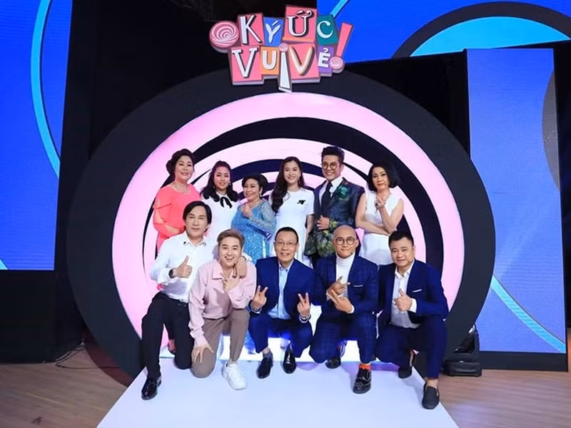 Lại Văn Sâm nghỉ hưu tại VTV hồi năm 2017 sau 30 năm gắn bó với truyền hình. Trong 6 năm qua, anh tham gia nhiều chương trình. Nhà báo kiêm MC kỳ cựu đồng hành cùng gameshow Ký ức vui vẻ, Siêu trí tuệ Việt Nam, Cơ hội cho ai?. Theo Lại Văn Sâm, sau khi nghỉ hưu, anh được quyền lựa chọn show mình thích. Ảnh: FBNV.