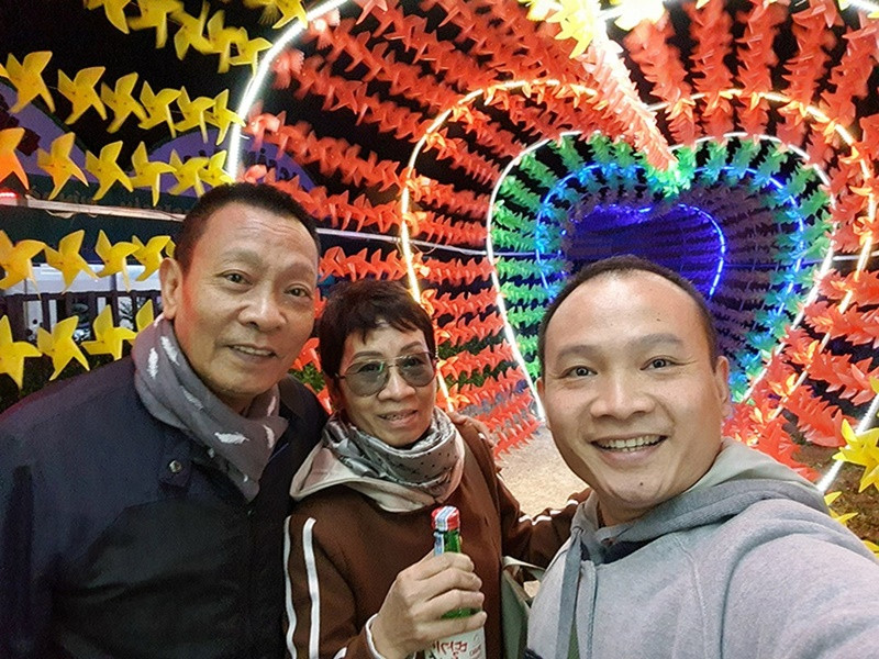 “Có thể nói chúng tôi cùng đi làm và cùng đi chơi. Đến phim trường, bà xã chăm lo mọi thứ cho tôi từ trang phục, đồ ăn, thức uống. Sau đó, cô ấy đi làm việc riêng của mình. Đến lúc tôi hoàn thành công việc, cô ấy quay lại đón", Tiền Phong dẫn lời Lại Văn Sâm. Ảnh: FBNV.