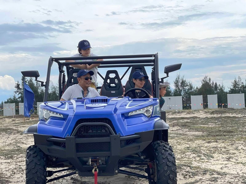 MC Lại Văn Sâm cùng vợ và hai cháu nội trải nghiệm lái xe jeep trong chuyến du lịch mừng sinh nhật vào tháng 6/2023. Ảnh: FBNV.