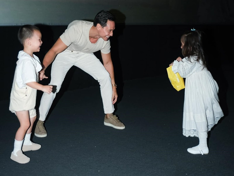 Khoảnh khắc Lisa và Leon vui đùa cùng bố.