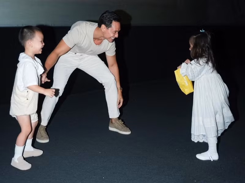 Khoảnh khắc Lisa và Leon vui đùa cùng bố.