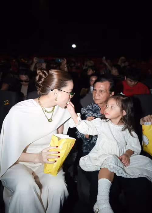 Năm 2024, ngoài tiệc kỷ niệm 7 năm yêu Kim Lý, Hồ Ngọc Hà còn kỷ niệm 20 năm ca hát.