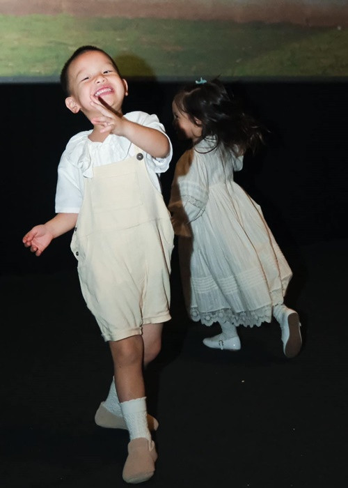 Cặp song sinh nhà Hà Hồ vừa tròn 3 tuổi.