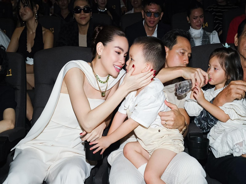 Bài hát Gặp đúng lúc, yêu đúng người có nội dung về mối tình giữa Hồ Ngọc Hà và Kim Lý. Nữ ca sĩ gặp Kim Lý đúng thời điểm, cái kết đẹp là cặp song sinh.