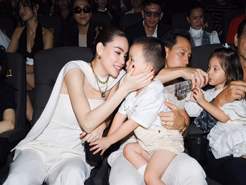 Bài hát Gặp đúng lúc, yêu đúng người có nội dung về mối tình giữa Hồ Ngọc Hà và Kim Lý. Nữ ca sĩ gặp Kim Lý đúng thời điểm, cái kết đẹp là cặp song sinh.