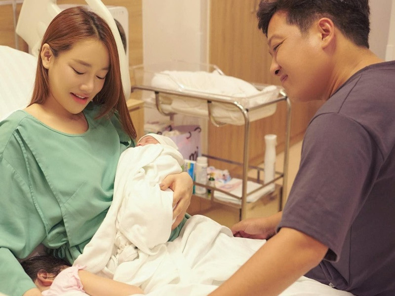 Theo Vietnamnet, Trường Giang chia sẻ, anh áy náy vì bận đi quay, không ở bên vợ lúc sinh cả hai con, mong có thể ở bên vợ lần sinh con thứ ba. Ảnh: Vietnamnet.