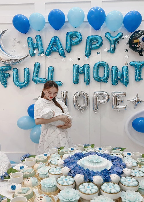 Vợ chồng Nhã Phương vẫn giấu mặt quý tử. Ảnh: FBNV.