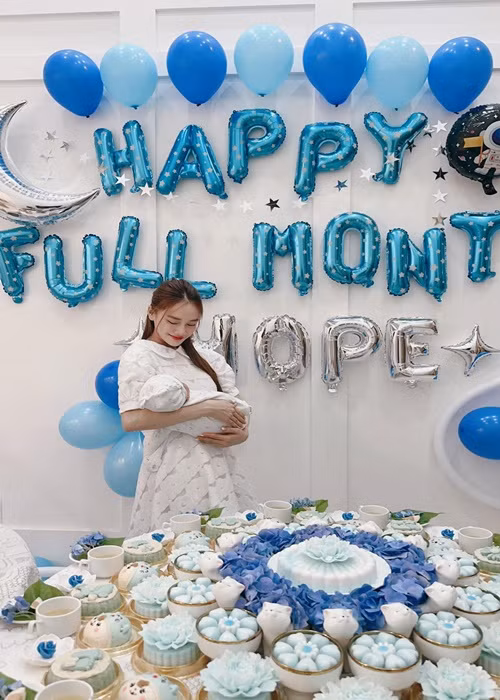 Vợ chồng Nhã Phương vẫn giấu mặt quý tử. Ảnh: FBNV.