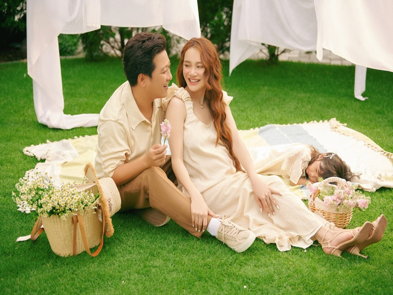 Sau 5 năm kết hôn, Trường Giang và Nhã Phương hiện là cặp vợ chồng hạnh phúc nhất nhì Vbiz. Ảnh: FBNV.