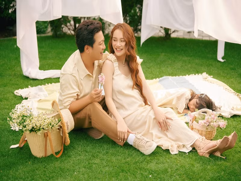 Sau 5 năm kết hôn, Trường Giang và Nhã Phương hiện là cặp vợ chồng hạnh phúc nhất nhì Vbiz. Ảnh: FBNV.