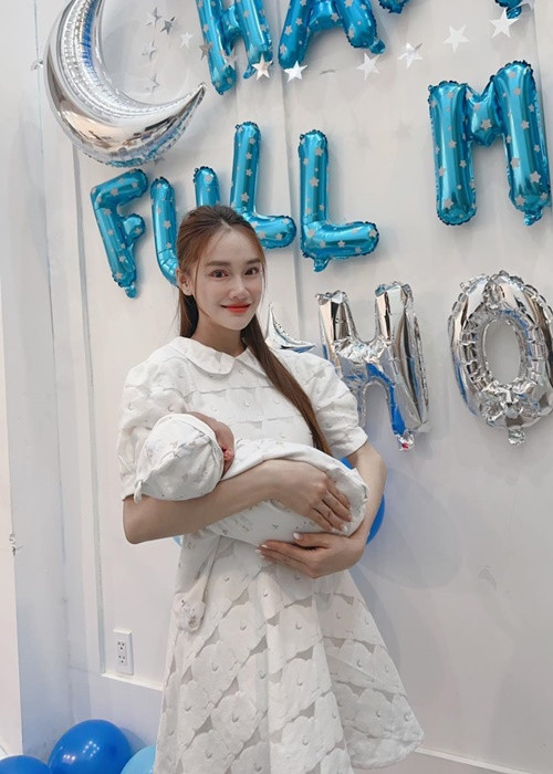 Sau 1 tháng sinh nở, vợ Trường Giang được khen nhan sắc rạng rỡ. Ảnh: FBNV.