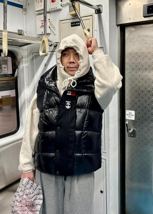 Trước đó, trên fanpage, Trấn Thành đăng tải hình ảnh kéo mũ áo để trùm kín đầu. Ảnh: FBNV.