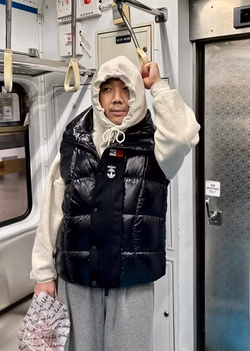 Trước đó, trên fanpage, Trấn Thành đăng tải hình ảnh kéo mũ áo để trùm kín đầu. Ảnh: FBNV.