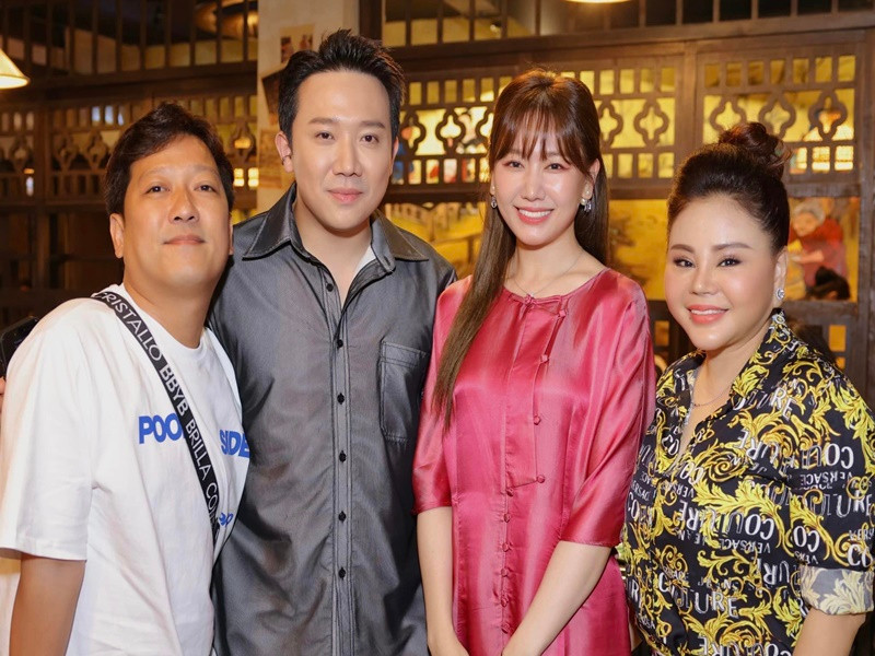 Trong cuộc phỏng vấn với Người Lao Động năm 2016, Trấn Thành trải lòng về quyết định dao kéo: "Tôi không phải dạng diễn viên sống nhờ cái mặt mà là sống nhờ những điều làm được cho nghệ thuật. Cho nên cái mặt chỉ là phương tiện, giống như một cái passport khiến mình có thể di chuyển nhanh hơn thôi. Tôi không hối hận khi đã sửa mũi. Nếu không phẫu thuật để có được gương mặt điển trai hơn, dễ gây thiện cảm hơn, không còn mặc cảm là mình bị khiếm khuyết, thì chắc tôi phải phấn đấu nhiều lắm mới có được thành công ngày hôm nay". Ảnh: FBNV.