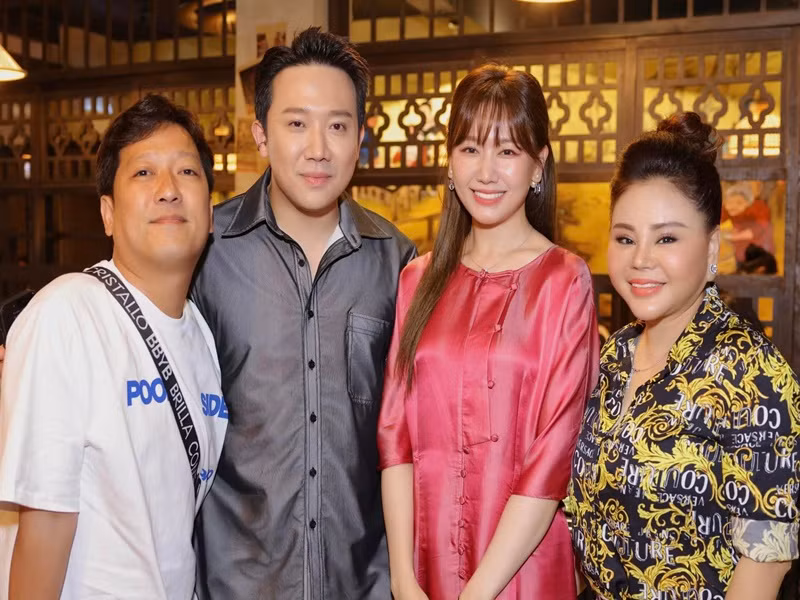 Trong cuộc phỏng vấn với Người Lao Động năm 2016, Trấn Thành trải lòng về quyết định dao kéo: "Tôi không phải dạng diễn viên sống nhờ cái mặt mà là sống nhờ những điều làm được cho nghệ thuật. Cho nên cái mặt chỉ là phương tiện, giống như một cái passport khiến mình có thể di chuyển nhanh hơn thôi. Tôi không hối hận khi đã sửa mũi. Nếu không phẫu thuật để có được gương mặt điển trai hơn, dễ gây thiện cảm hơn, không còn mặc cảm là mình bị khiếm khuyết, thì chắc tôi phải phấn đấu nhiều lắm mới có được thành công ngày hôm nay". Ảnh: FBNV.