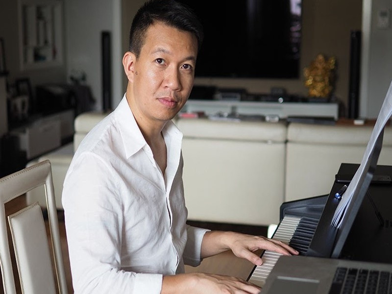 Theo Hà Nội Mới, 6 tuổi, nhạc sĩ Xuân Phương được bố hướng dẫn tập cho những nốt nhạc, phím đàn đầu tiên. Anh có 18 năm theo học khoa piano và sáng tác ở Nhạc viện Hà Nội. Ảnh: Dân Việt.