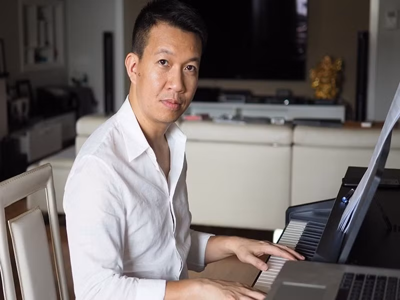 Theo Hà Nội Mới, 6 tuổi, nhạc sĩ Xuân Phương được bố hướng dẫn tập cho những nốt nhạc, phím đàn đầu tiên. Anh có 18 năm theo học khoa piano và sáng tác ở Nhạc viện Hà Nội. Ảnh: Dân Việt.